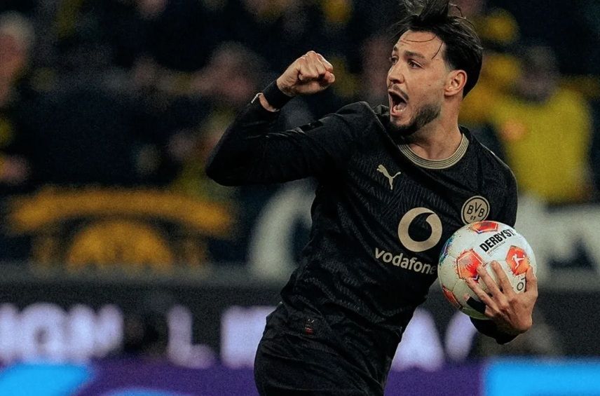 Bensebaini comemora gol que marcou pelo Borussia Dortmund contra o Hamburgo