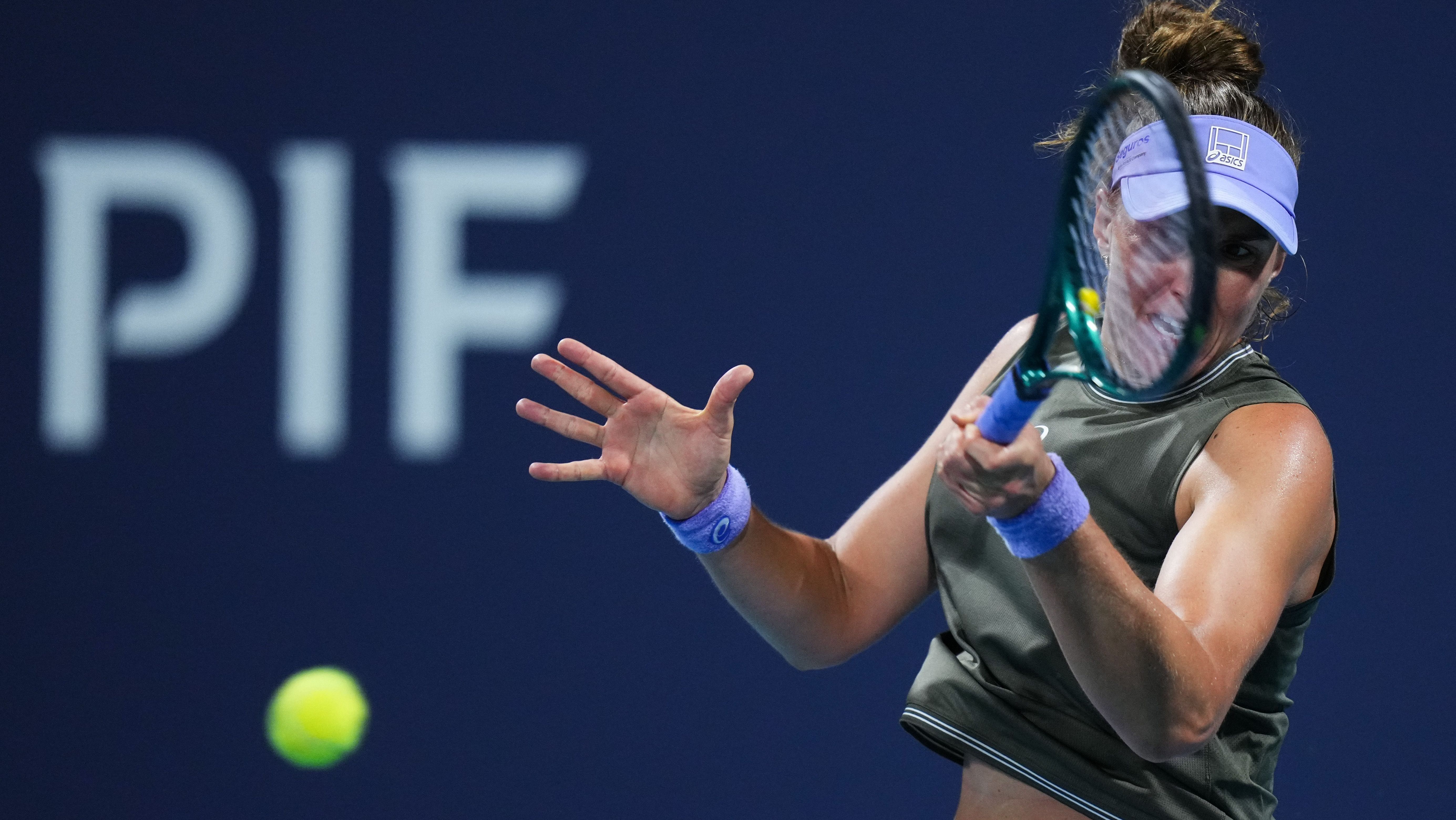 Bia Haddad durante derrota na estreia do Miami Open