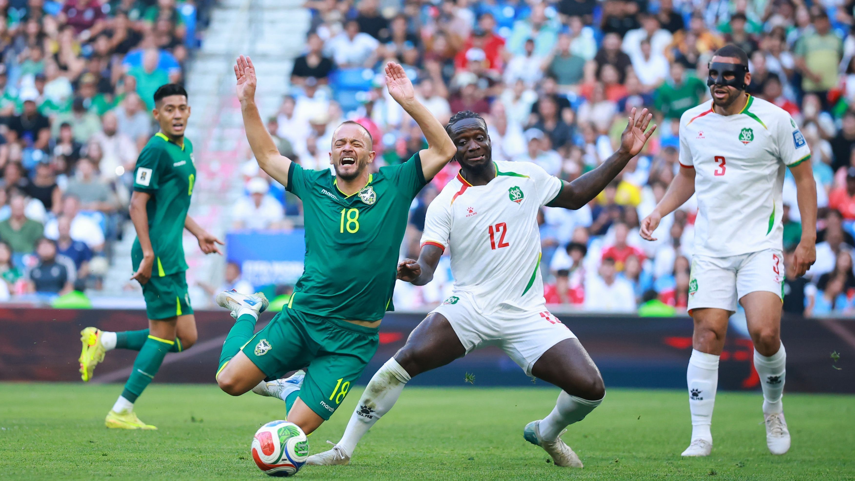 Lance do pênalti que originou o gol da vitória da Bolívia sobre Suriname