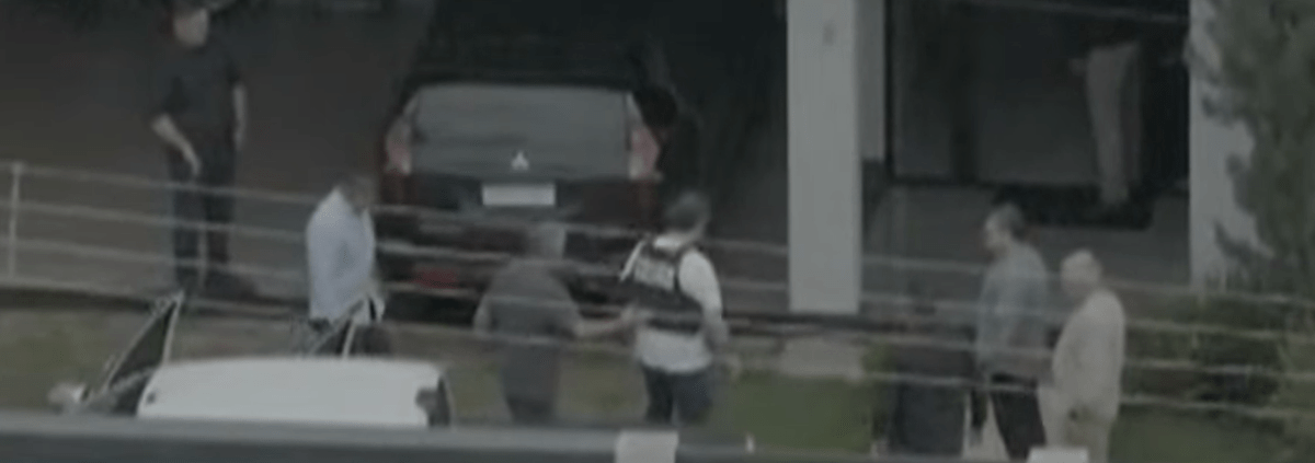 Exclusivo: veja momento que Bolsonaro chega em casa para cumprir domiciliar