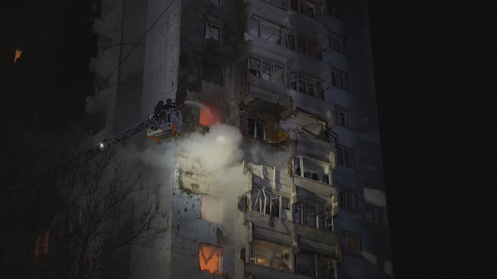 Bombeiros apagam incêndio em Zaporizhzhia, na Ucrânia, após ataques da Rússia