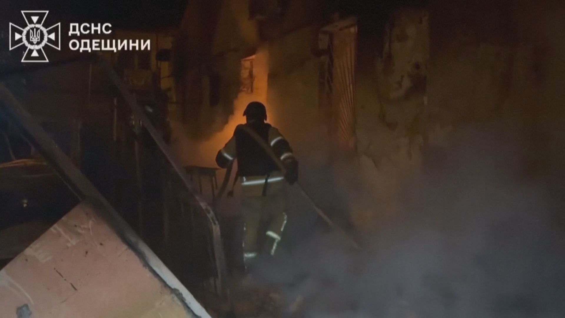 Bombeiros apagando incêndio após ataques de drones russos em Odessa, na Ucrânia