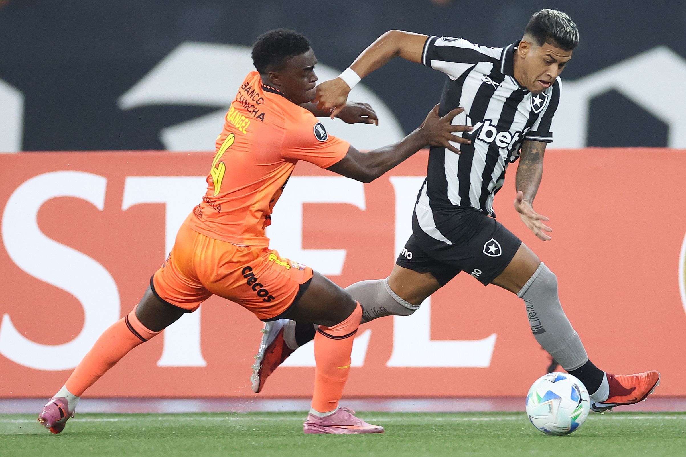 Botafogo e Barcelona em partida válida pela terceira fase da Libertadores.