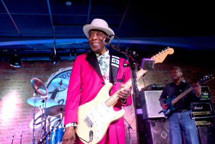 O lendário Buddy Guy durante apresentação em seu clube, o Buddy Guy's Legends, em Chicago, nos EUA