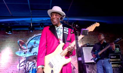 O lendário Buddy Guy durante apresentação em seu clube, o Buddy Guy's Legends, em Chicago, nos EUA