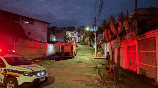 Segundo o Corpo de Bombeiros, além da vítima, cerca de outras 20 pessoas ficaram soterradas
