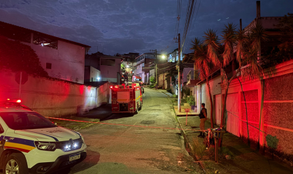 Segundo o Corpo de Bombeiros, além da vítima, cerca de outras 20 pessoas ficaram soterradas