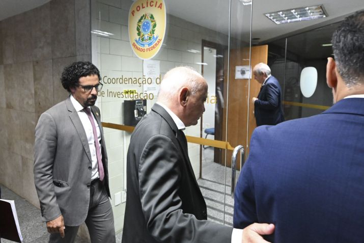 Presidente da Confederação Brasileira dos Trabalhadores da Pesca e Aquicultura (CBPA), Abraão Lincoln Ferreira da Cruz, deixou a sala da CPMI escoltado pela Polícia do Senado após receber voz de prisão • Foto: Carlos Moura/Agência Senado