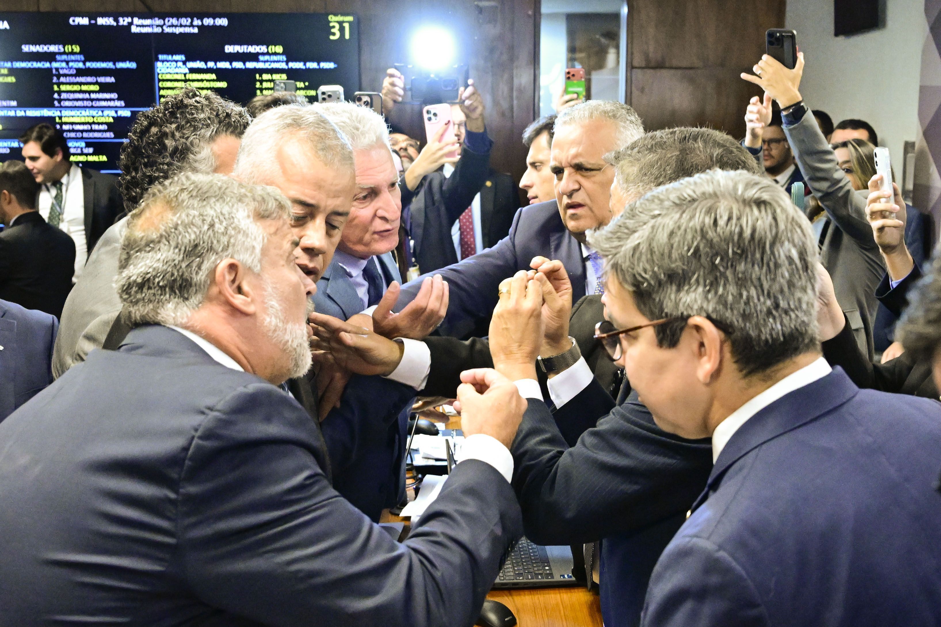 Parlamentares governistas e integrantes da cúpula da CPMI debatem após resultado da votação que aprovou a quebra de sigilo de Lulinha • Geraldo Magela/Agência Senado