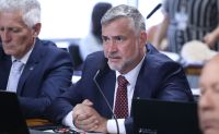 Pimenta pede tornozeleira para Flávio e defende CPMI do Banco Master