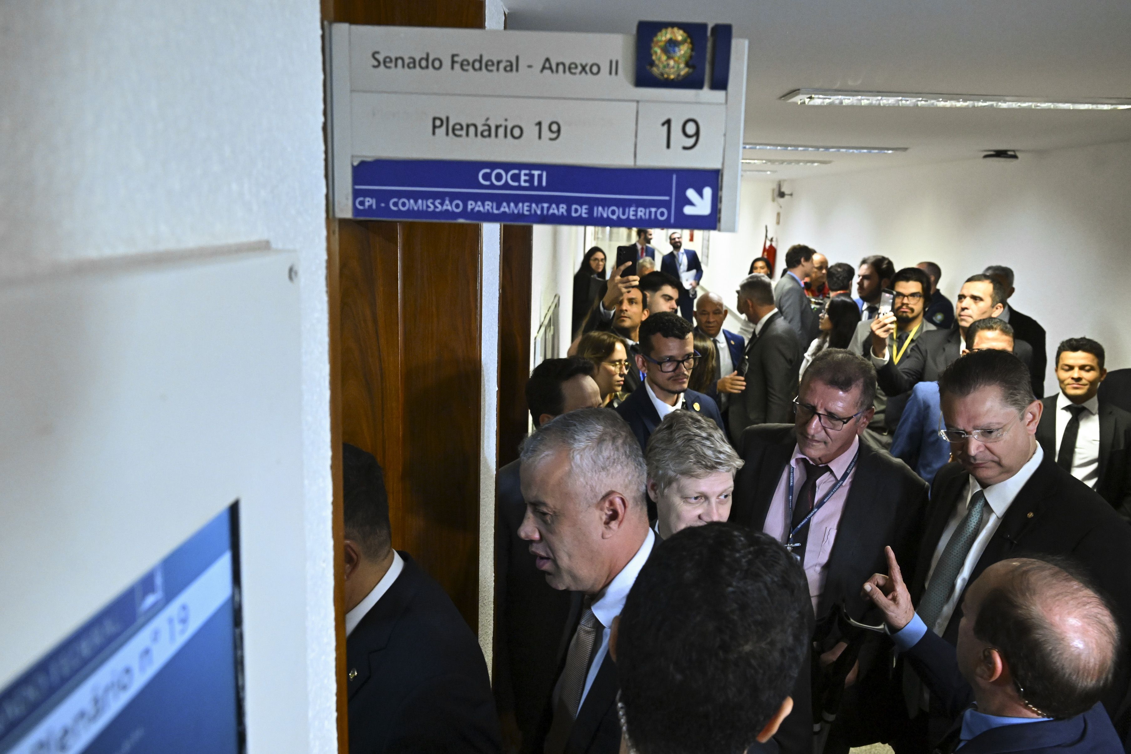Membros da CPMI do INSS, se dirigem a sala-cofre com documentos sigilosos de Daniel Vorcaro • Foto: Jefferson Rudy/Agência Senado
