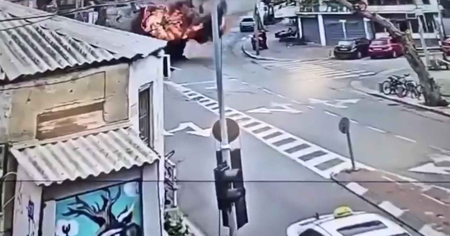 Câmera de segurança captura ataque de míssil em Israel