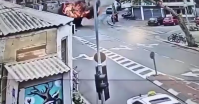 Míssil iraniano atinge área urbana em Israel; veja