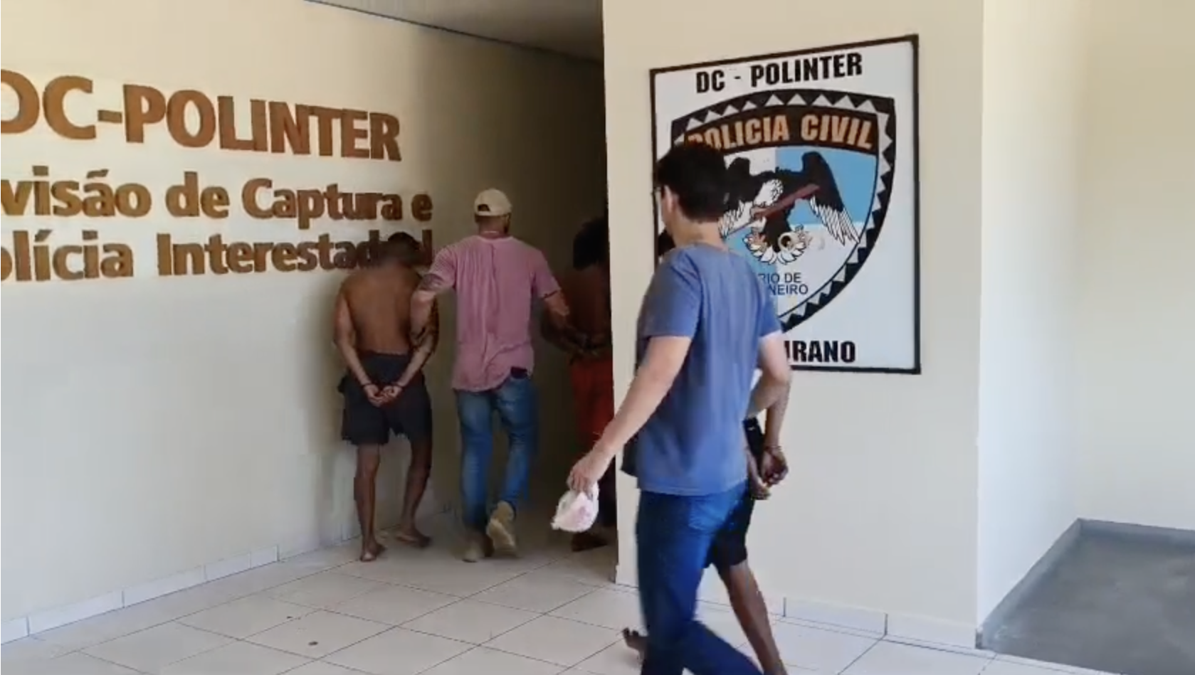 Três homens foram presos em flagrante por tráfico de drogas durante ação da Polícia Civil no Centro do Rio • Reprodução
