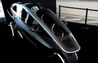 Músico will.i.am apresenta carro elétrico que funciona como PC com IA