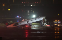 Avião colide com caminhão dos bombeiros em aeroporto de NY