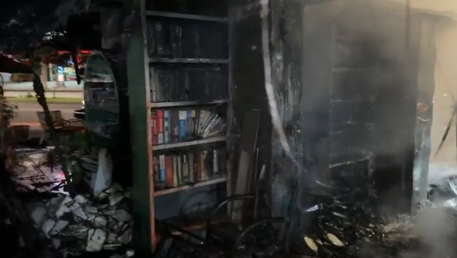 Incêndio atinge biblioteca comunitária em BH e destrói parte de acervo