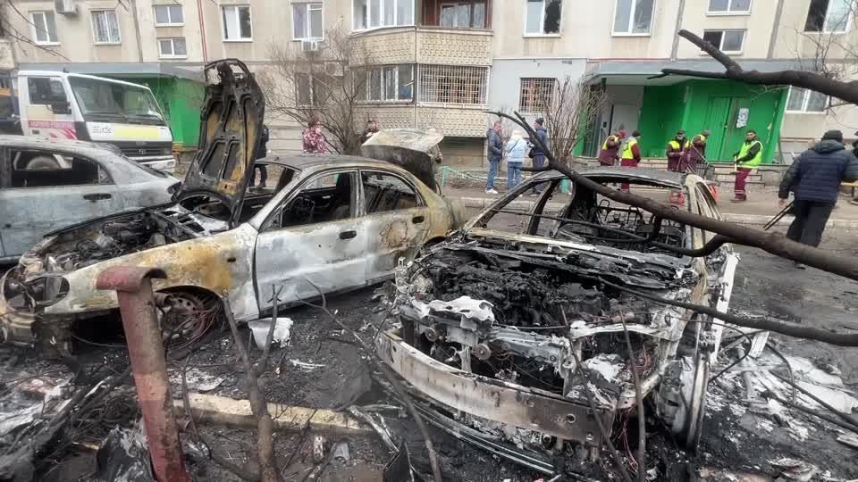 Carros destruídos após um ataque de drone em Kharkiv, na Ucrânia