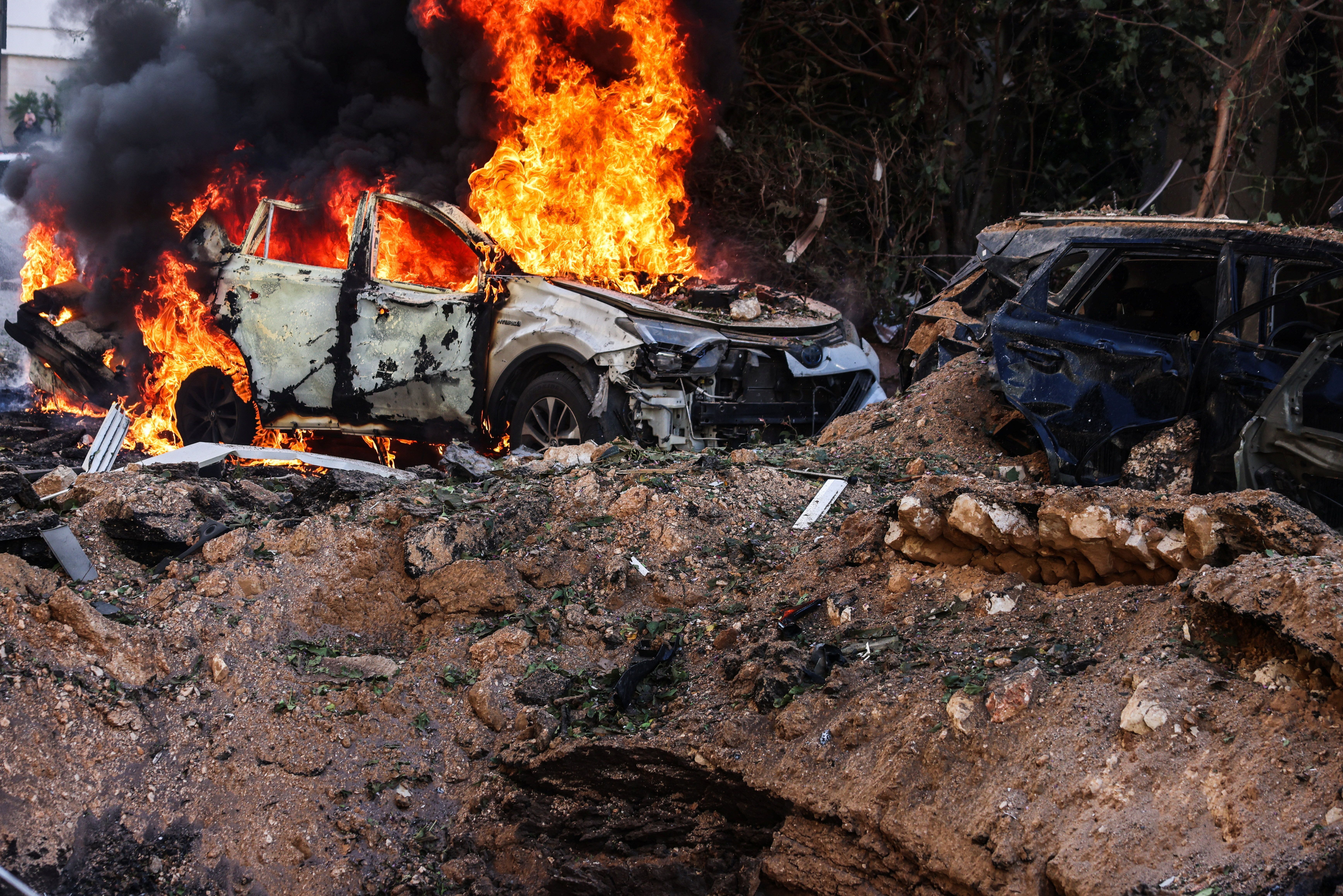 Carros incendiados em Tel Aviv após mísseis iranianos