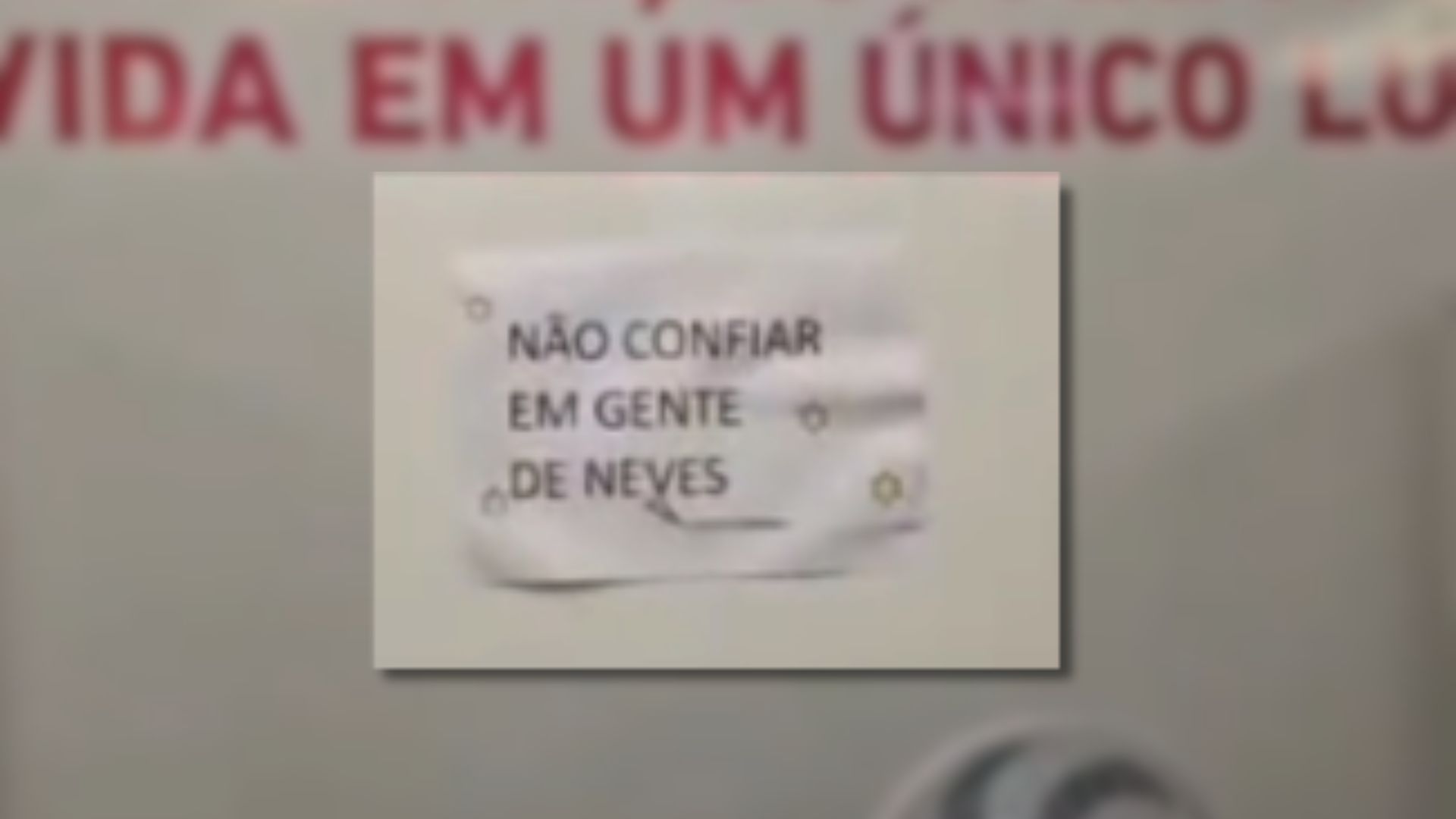 Cartaz em posto de prefeitura ofende moradores em cidade no interior de MG