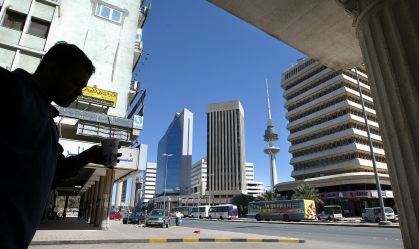 Centro da cidade do Kuwait como é atualmente. Parte da paisagem urbana inclui o 5º edifício mais alto do mundo. A Torre da Libertação começou a ser construída em 1987 e foi interrompida durante a invasão iraquiana. Originalmente chamada de Torre Tahreer, o nome foi alterado após a libertação do Iraque em 1991