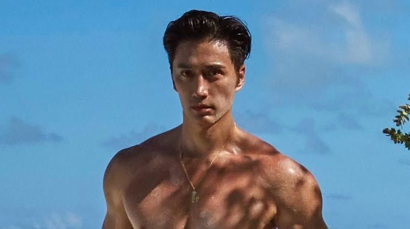 O modelo Chuando Tan chamou atenção nas redes sociais recentemente por sua aparência jovem, mesmo ao completar 60 anos