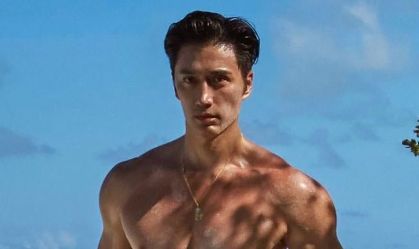 O modelo Chuando Tan chamou atenção nas redes sociais recentemente por sua aparência jovem, mesmo ao completar 60 anos