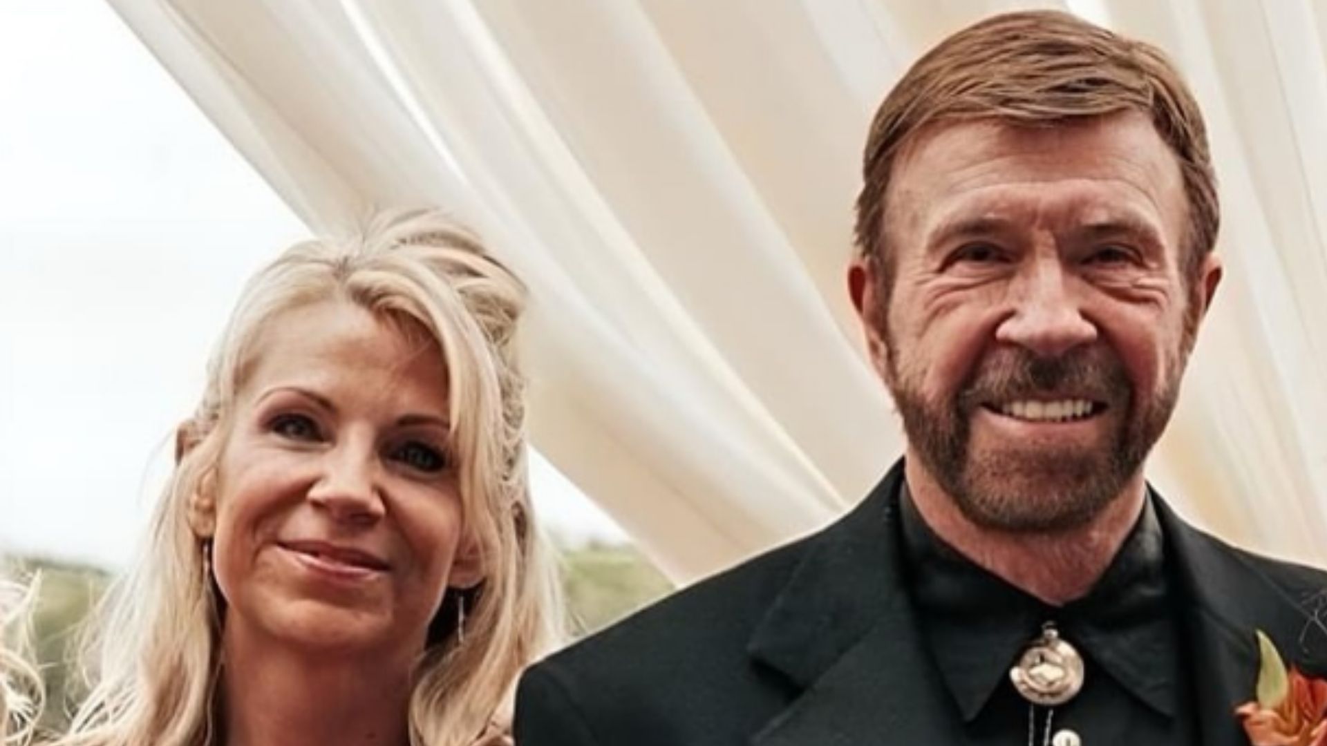 Chuck Norris e a filha, Dina, que conheceu quando ela tinha 26 anos. • Reprodução