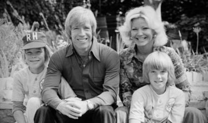 Chuck Norris, ex-esposa e os filhos, Michael e Eric