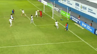 Árbitro marca pênalti após goleiro defender chute com as mãos; veja vídeo