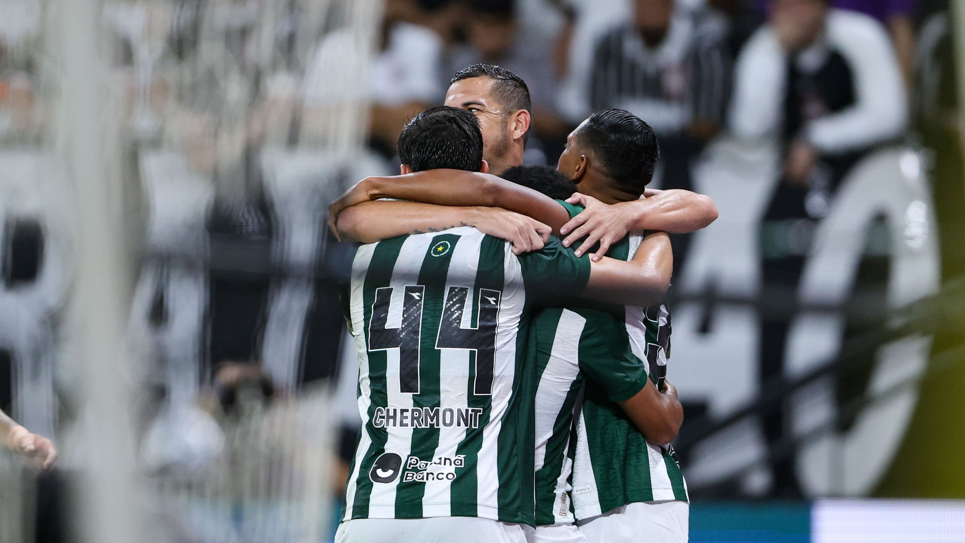 Lucas Ronier celebra o gol marcado na Neo Química Arena com os companheiros de Coritiba