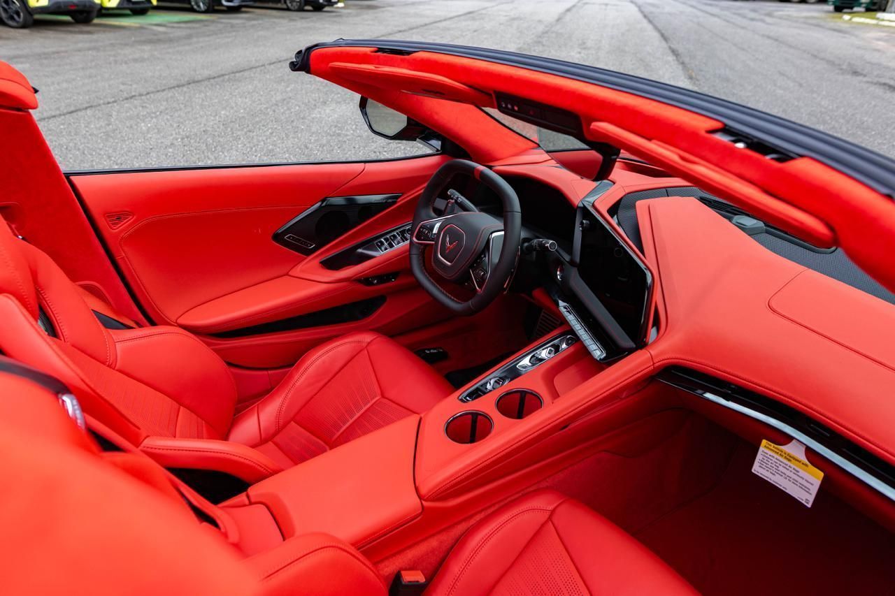 Interior do Corvette Stingray 2026 • Master Cargas Brasil/Divulgação