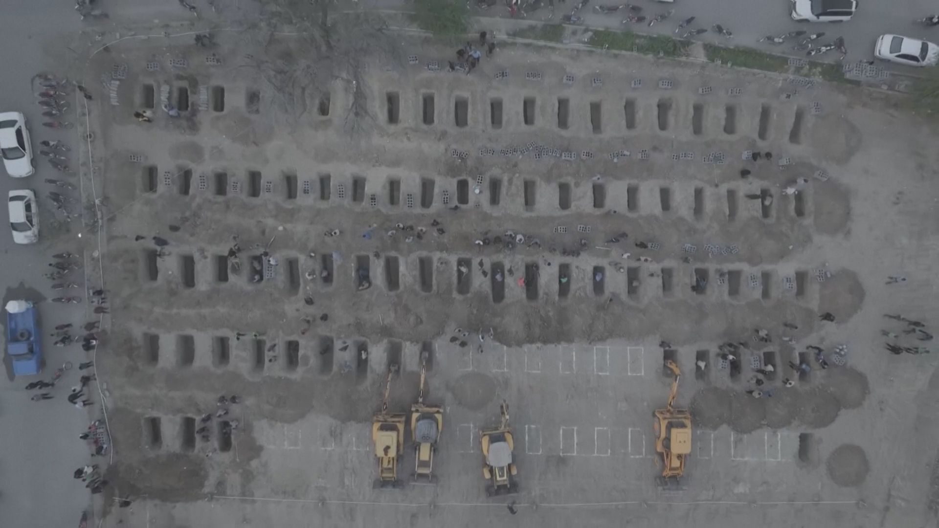 Covas abertas no Irã para vítimas de escola