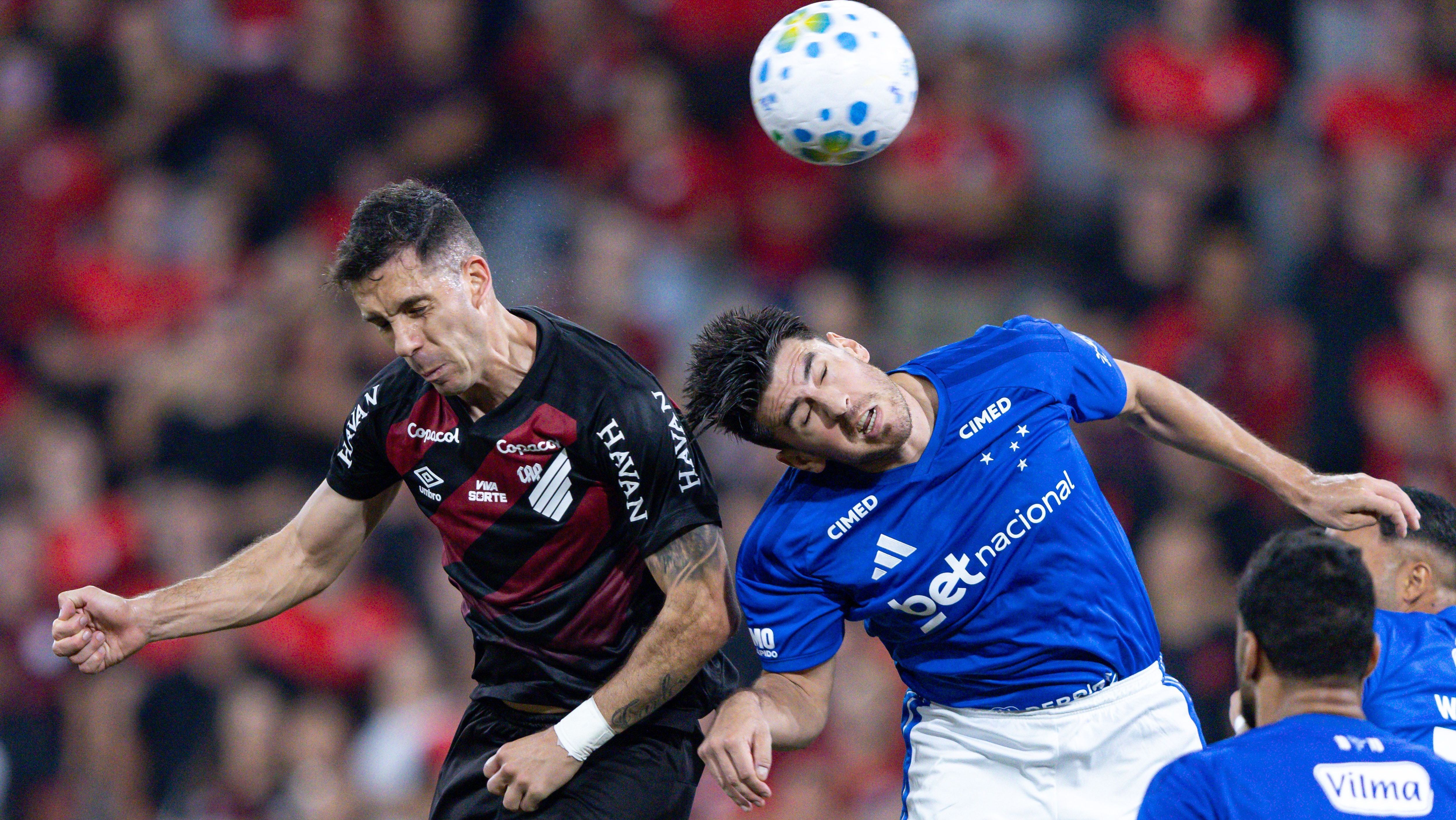 Disputa de bola em Athletico-PR x Cruzeiro