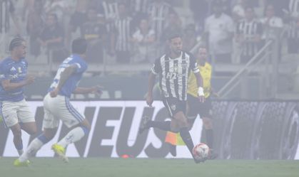 Cruzeiro x Atlético-MG: fumaça vermelha atrasa início da final do Mineiro