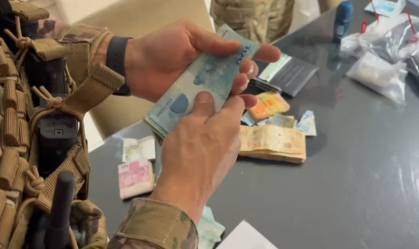 Segundo as investigações, os servidores pressionavam e coagiam os faccionados com o objetivo de receber propinas para omissão em atos de ofício