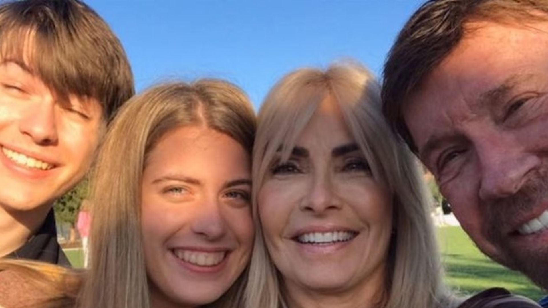 Dakota, Danilee e Gena O’Kelley com Chuck Norris. • Reprodução