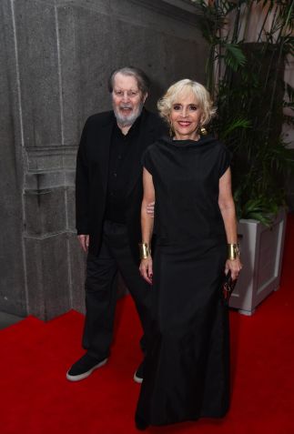 Daniel Filho posa ao lado da esposa no evento do Globo de Ouro • Webert Belicio/Agnews