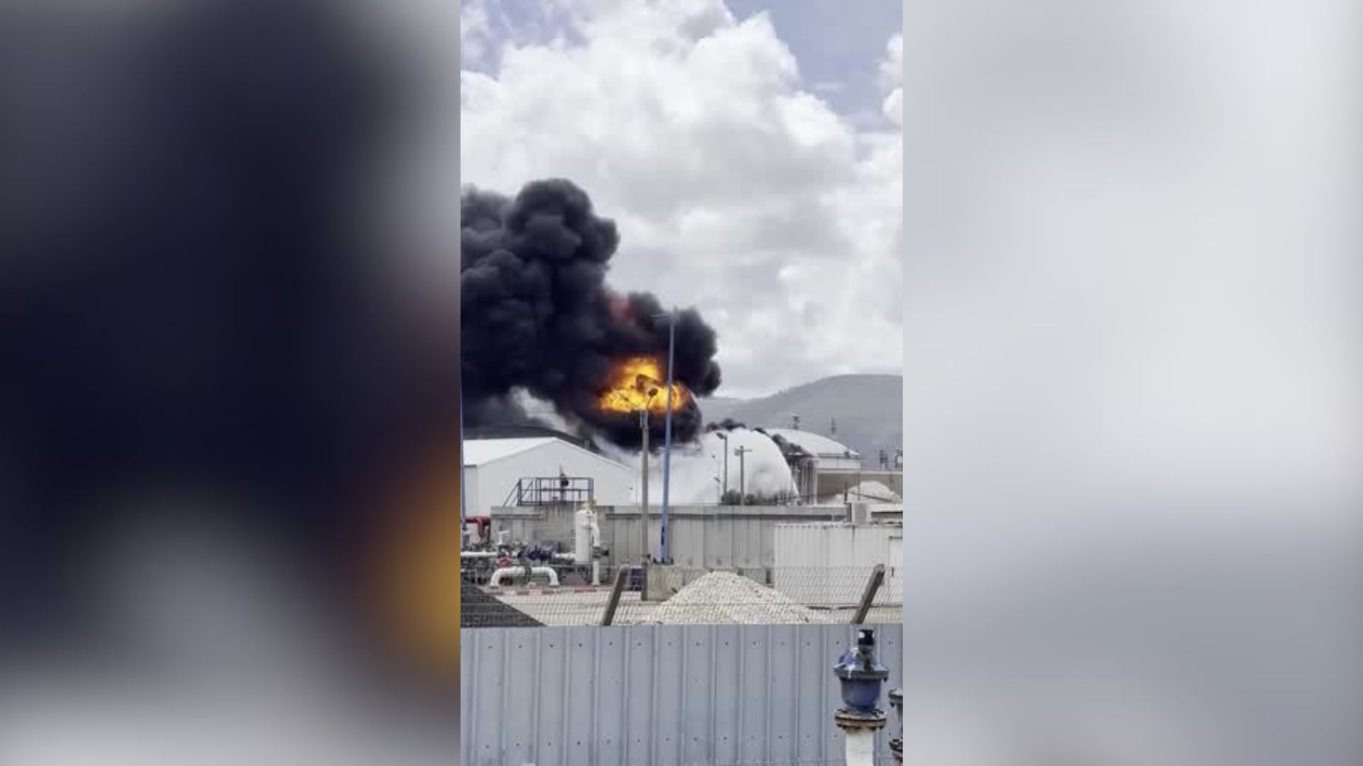 Densa nuvem de fumaça preta e fogo em prédio de refinaria de petróleo em Haifa, Israel