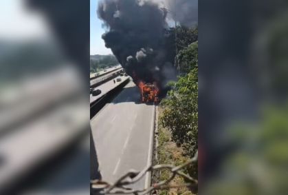 Vídeo: ônibus pega fogo e fumaça se espalha na Rodovia Anchieta (SP)