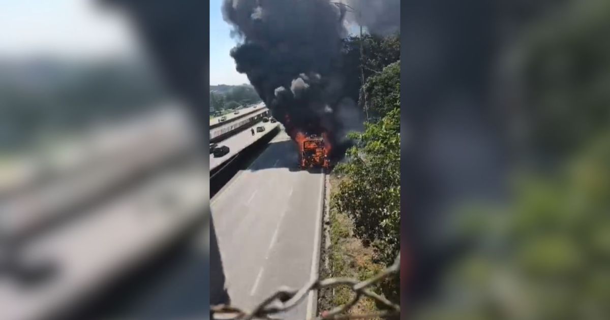 Vídeo: ônibus pega fogo e fumaça se espalha na Rodovia Anchieta (SP)