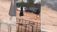 Rapper Djonga registra enxurrada atingindo carros em BH; veja vídeo