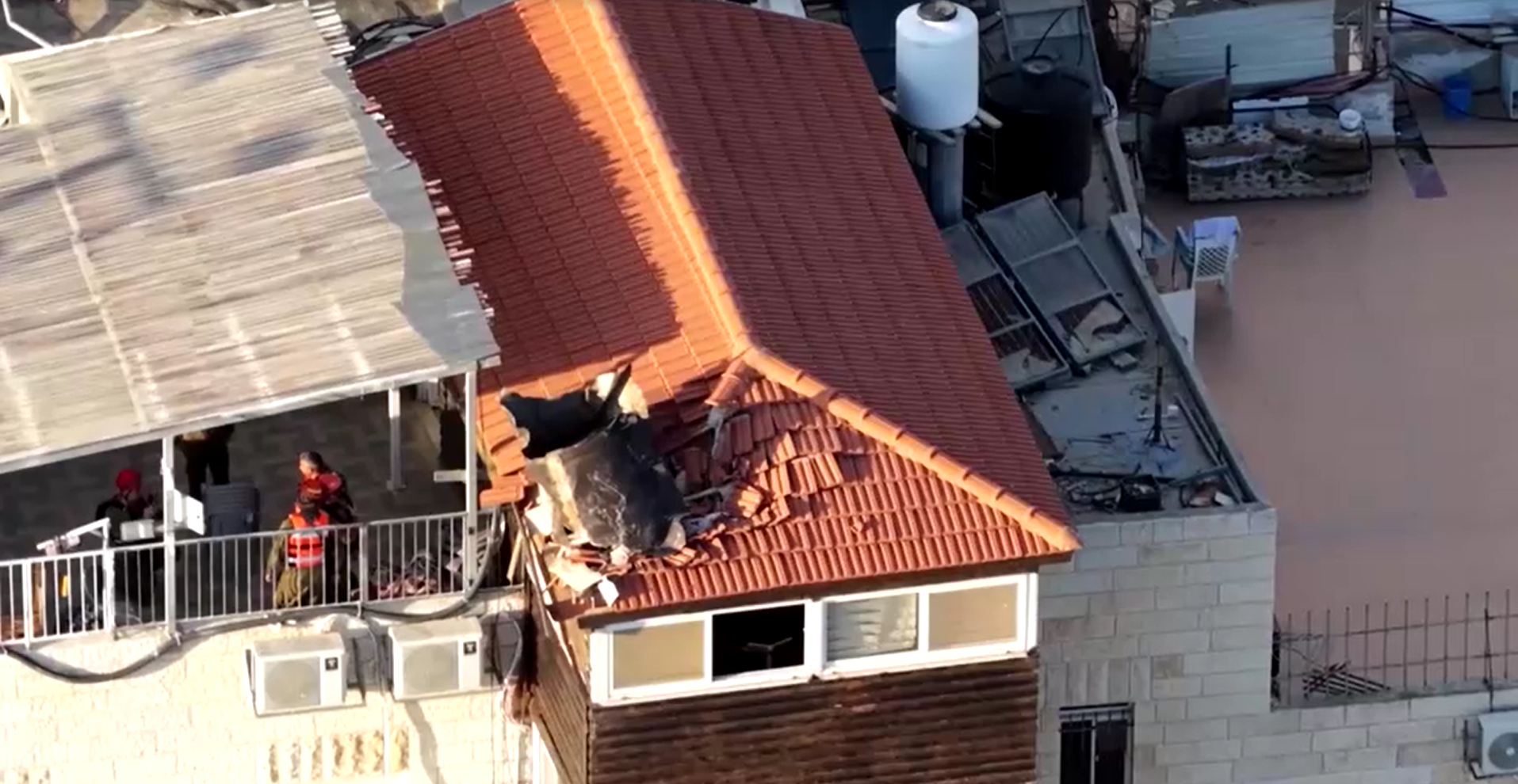 Destroços de míssil atingem telhado em Jerusalém Oriental após ataque iraniano