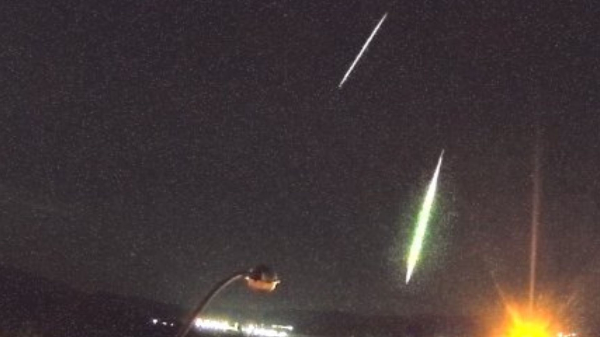 Dois meteoros são flagrados rasgando o céu no Rio Grande do Sul