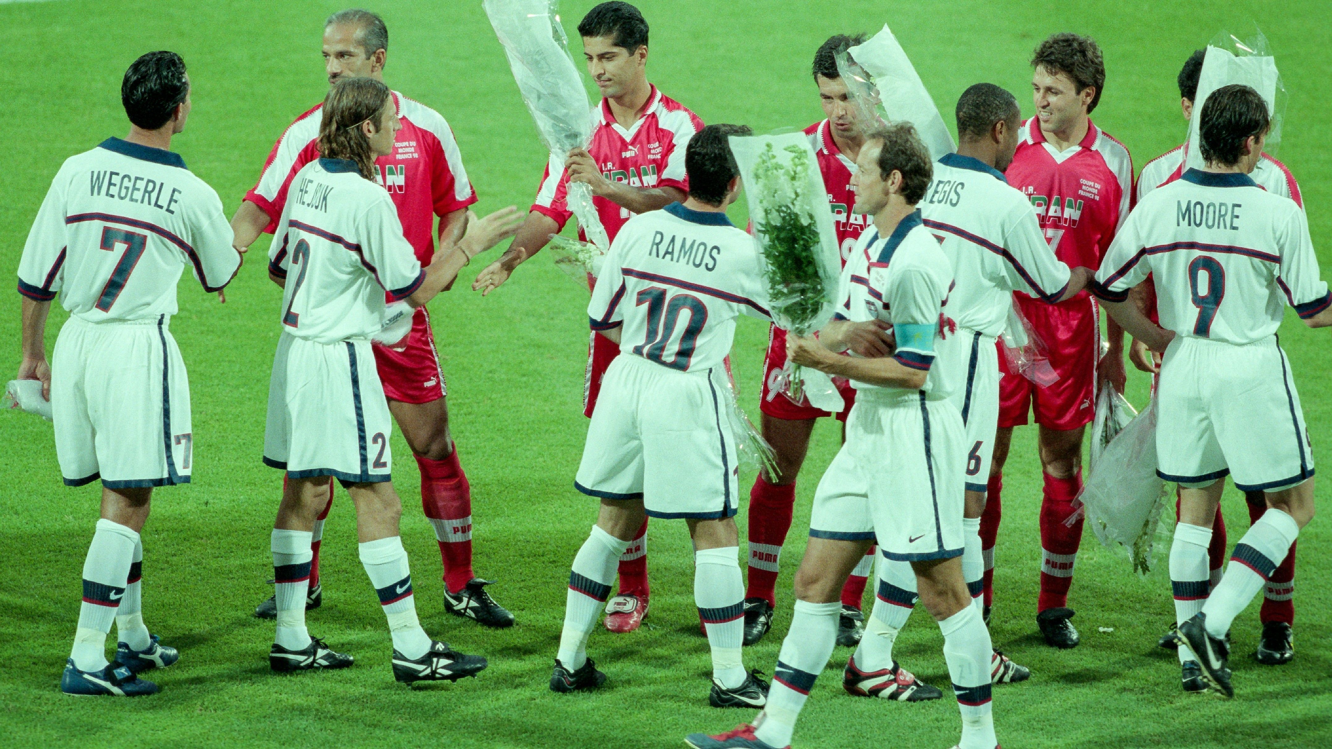 Troca de flores antes da partida da 1ª rodada da Copa do Mundo entre EUA e Irã