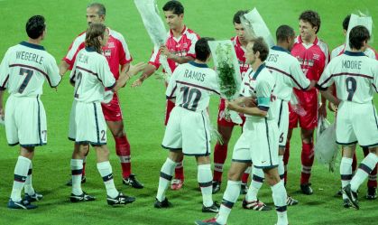 Troca de flores antes da partida da 1ª rodada da Copa do Mundo entre EUA e Irã