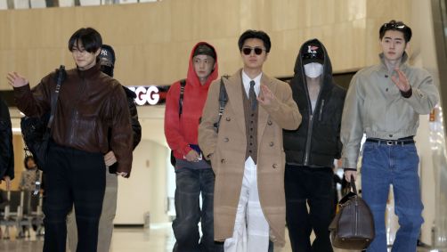 Boy band ENHYPEN vista no Aeroporto de Gimpo, em Seul