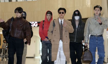 Boy band ENHYPEN vista no Aeroporto de Gimpo, em Seul