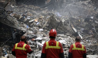 Equipes de resgate após ataques dos EUA e Israel em Teerã