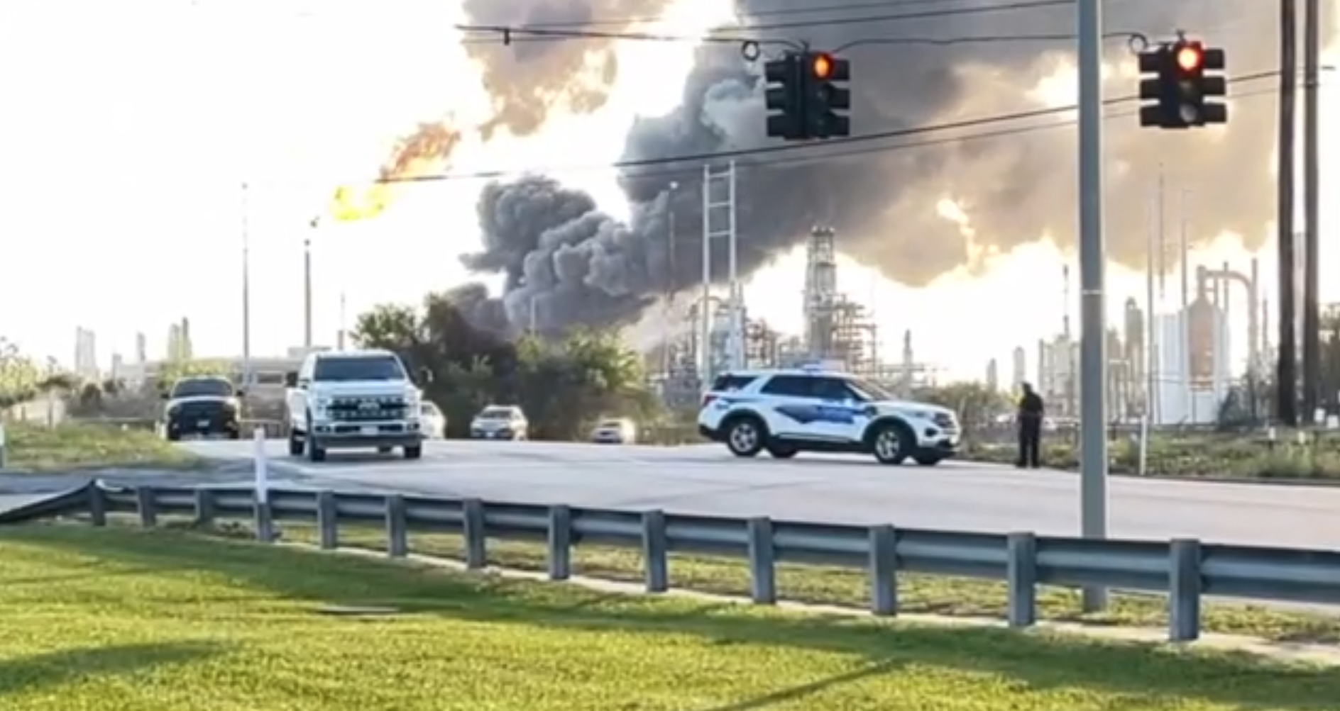 Explosão na refinaria de petróleo Valero em Port Arthur, Texas, na segunda-feira, abala casas próximas